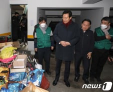 [단독]침수에 화들짝…반지하 없앤다던 서울시, 겨우 64채 샀다