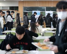 '물가억제'..협조와 부담 사이[광화문]