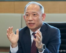 매달 '올영'가는 60대 사장님...30년간 업계 이끈 K뷰티 산증인