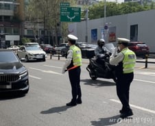 [르포]우회전 하는 순간 보행자 신호 '파란불'로…"중간에라도 멈춰야"