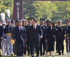국군 발주 보고서 "급변상황때 AI가 살상…"…中은 뇌와 AI 연결중