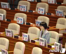 [기자수첩] 당론 거스른 최연숙, 그가 흘린 눈물의 무게