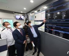 팬데믹 불 끈 '재무통 장관'…지속가능한 복지 향해 뛴다