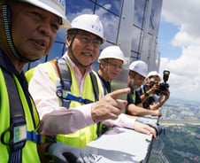 안전모 쓰고 '세일즈 외교' 진두지휘한 박진…北核엔 '독자제재' 응수