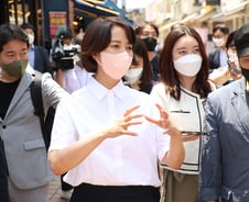 '울컥' 장인 이영 중기부 장관의 뚝심…'진심·열정·겸손'으로 성과 낸 1년