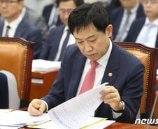 김주현 금융위원장, '조용하고 강하게' 금융위기 돌파한다