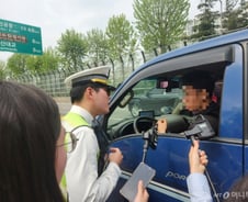 2차로 달리던 화물차 줄줄이 적발…"언제부터 안 됐어요?"[르포]