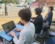 "간호조무사 자격 상향 안 돼" 국회 앞 '교실' 차린 특성화고 교사들