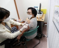 질병청, 15일부터 코로나 백신 상반기 추가 접종 실시