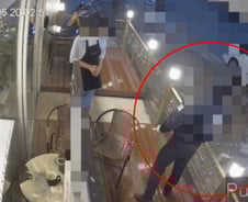 [더영상] 카페서 흡연 막자 커피잔 던진 男…'신호 무시' 자전거떼 질주