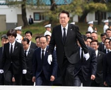 '취임 1주년' 尹대통령, 현충원 참배 "자유·혁신의 나라 만들 것"