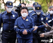 [영상]'회장님'이라던 라덕연, 두팔에 포승줄… 구속영장심사 출석