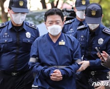 [더영상]'회장님' 라덕연, 두 팔에 포승줄…야구방망이 폭행 조폭