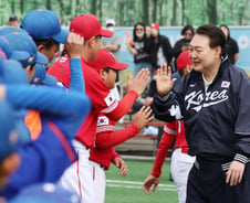 尹 지지율, '3주 연속 상승' 36.8%…"국빈방미·기시다 방한 효과"