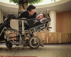 안 맞으면 죽는 '1억짜리' 주사…선물처럼 줬다가 뺏었다