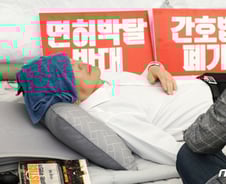 의협 비대위 "의료인 면허 취소법 시행 전까지 재개정안 통과시킬 것"