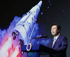 "집에 가도 우주 생각" 尹대통령...우주委 수장 맡고, 직접 드라이브