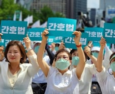"불법 업무는 거부, 1인 1정당 가입하길"…간호사들, 피켓 다시 들었다