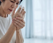 날도 더운데 저리고 아픈 손발…혹시 척추질환 때문?