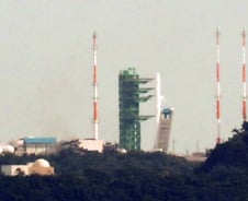 '연료·산화제 충전 완료' 누리호, 발사체 기립장치 철수 완료