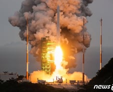 첫 손님 태우고 우주 솟구쳤다…집념으로 이뤄낸 누리호 기적