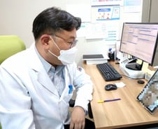 의사와 영상 통화하며 '아픈 곳' 보여줘…'비대면 진료' 직접 보니