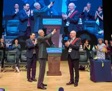 윤대원 한림대의료원 이사장, 스웨덴서 날아온 금메달 번쩍 들었다