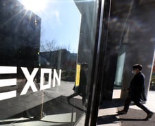 [단독] "물납주식 5.5조 보유"…5년간 2000억 매각