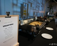 "밥먹다 탄소나올라" 식사까지 '비건' 선택한 그들의 진심