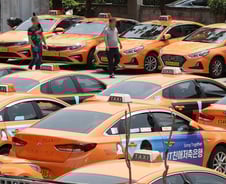 [단독]'깜깜이' 법카·업무비 月300만 써도…세금 안 떼는 택시조합회장