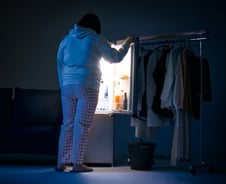 야식 즐겨먹던 1020…"목 뒷덜미 찌릿찌릿" 이 질환 늘었다