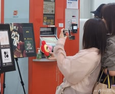 [르포]한국 처음 온 日 모녀, 우체국 오픈런…"BTS 우표 살래요"