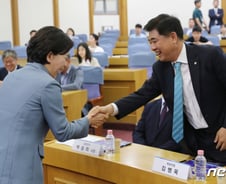 [기자수첩] "민주당 맞아?" 소리 나와야 산다