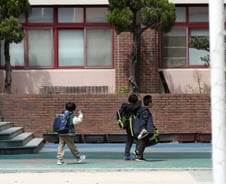 외국인 가사 도우미? "비용 싸면 도움" vs "문화 차이 어쩌고…"