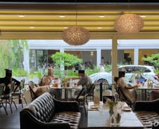 [르포]에어컨 '빵빵' 돌리면서 통창 활짝…"이래야 손님 와요"