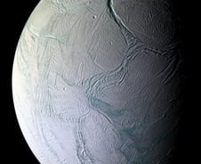 토성 주위 도는 엔켈라두스…생명체 필수 물질 나왔다[우주다방]