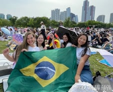 "이틀 날아와" 폭염도 못 꺾은 BTS 사랑…수십만 '아미' 질서 빛났다