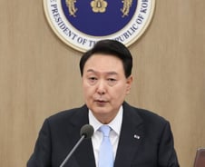 尹대통령 지지율 38.7%…3주 만에 하락세 멈췄다