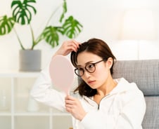 엄마아빠 까만데 난 벌써 '흰머리' 왜?…유전 아닐 수 있다