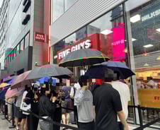 [르포]대기번호 400번대…비 쏟아져도…"파이브가이즈 기다려요"