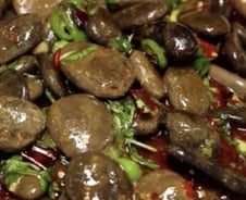 [더영상]"생선맛 난다" 돌멩이 먹는 中…오염수 공포→소금 14t 훔쳐 줄행랑