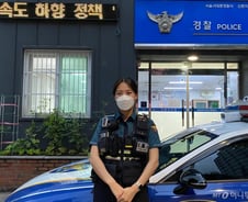 여성 집 앞에 양말 한 짝 두고 사라졌다…CCTV 속 알몸 남성이 발견된 곳은