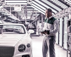 [르포]핸들까지 장인 손바느질…전세계 부자들도 구경가는 벤틀리 공장