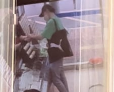 [단독]"금이 보약" 모자 눌러쓰고 금팔찌 산 남성…결제는 남의 카드로