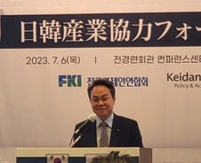 은행 회장의 고백 "조용히 일본과 친하게 지낸 적 있다"