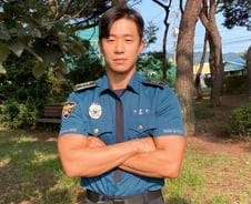 불 붙은 택시서 오일 줄줄…'일촉즉발' 5분 만에 해결한 경찰관 기지