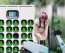 바이커는 배터리 직접 빼서 바꾼다…'교환형 충전' 시장 활짝