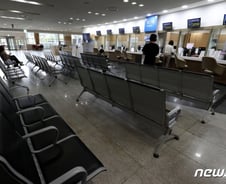 병원 떠나 거리로 나선 보건노조, "빈자리 메꿔라" 의료계 진땀