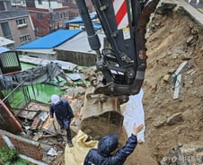 "한밤중 인근 모텔로 대피"…폭우에 무너진 축대, 마을 덮쳐 [르포]
