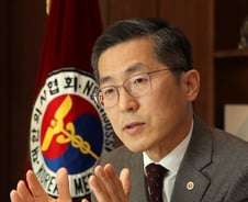 의사들 분열…"의대정원 확대 못참아" 이필수 의협 회장 탄핵 발의